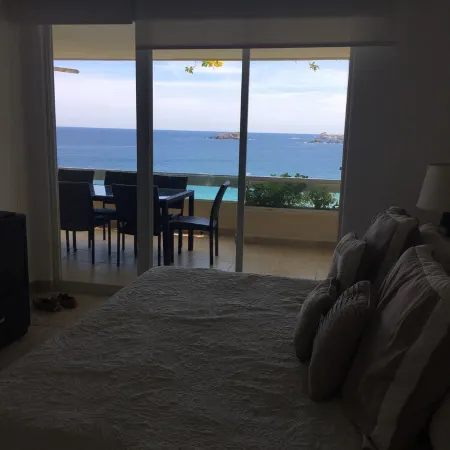 IXTAPA-MONARCA Relaxing BEACHFRONT CONDO with awesome view