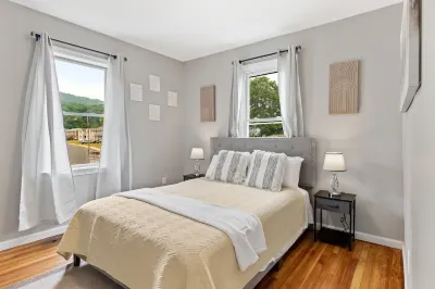 Stylish, Relaxing & Comfy 3 BDR Home. 2 minutes to Lake Compounce