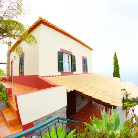 Traditional house. Fantastic sea view. Large outdoor spaces with barbecue.