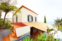 Traditional house. Fantastic sea view. Large outdoor spaces with barbecue.