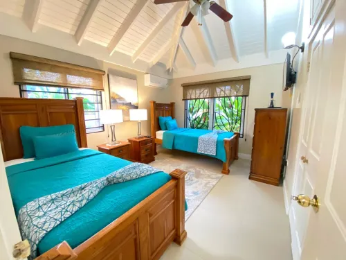 Orchid Botans w/private chef and beach 2 mins from shopping and food