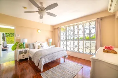 Fully Staffed, private pool, breakfast included, ocean view villa for groups! Hôtels à : 