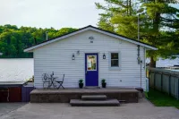 Beautiful Lakefront Cottage with Hot Tub Hotels in der Nähe von King's Lock Craft Distillery