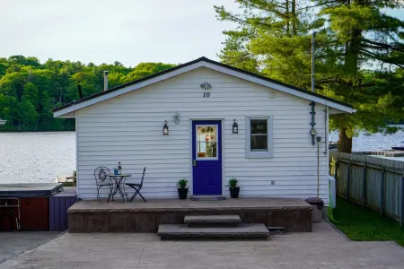 Beautiful Lakefront Cottage with Hot Tub Отели рядом с достопримечательностью «King's Lock Craft Distillery»