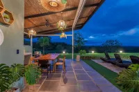 Mayoli Hill Deluxe Farmhouse Hot Tub & Private Pool with Volcano View