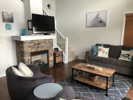 Majestic Mountainside cottage on Lake Okanagan