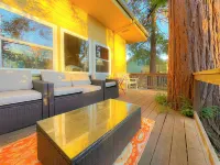 Spacious 5-bedroom wine country retreat in downtown Cloverdale