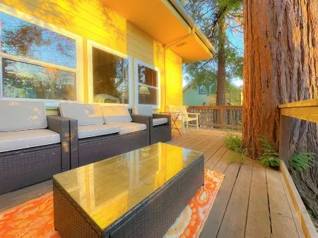 Spacious 5-bedroom wine country retreat in downtown Cloverdale