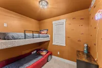 The Pit Stop - Car Themed Apartment in Blackfoot