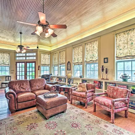 The Lilly House: Historic Glen Rose Home w/ Porch!
