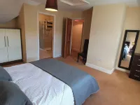 11 アン シーナチャイ ホリデイ ホームズ アードモア・オープン・ファーム・アンド・ミニ動物園周辺のホテル