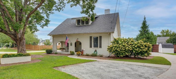 Welcoming Norcross Cottage w/ Deck + Shared Grill! Hotels in Norcross