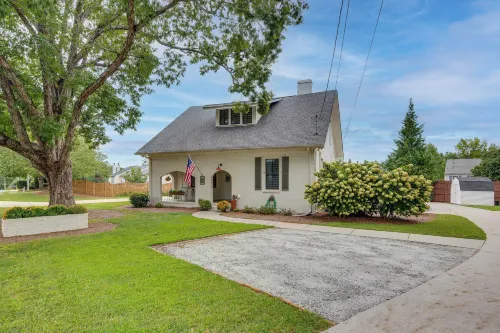 Welcoming Norcross Cottage w/ Deck + Shared Grill! - 3 tähden
