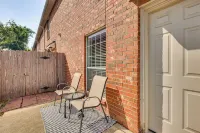 Central College Station Townhome w/ Community Pool - Apartments