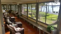Lake Ripley Lodge w Lake Front Rooms, Grand Porch, Kayaks & Paddleboard Hotels in Fort Atkinson
