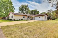 Peaceful Home Near Youngstown: Fenced Backyard! - Wifi
