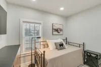 Bright and Modern Home 2 Mi to Presque Isle Airport - Wifi