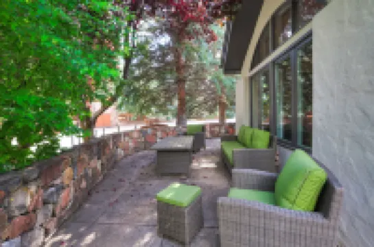 Fully Renovated 2 Bedroom in Arrowhead Village! Condo