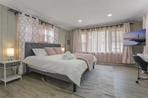 Charming Retreat in the Heart of des Plaines 3 Bedroom Residence by RedAwning