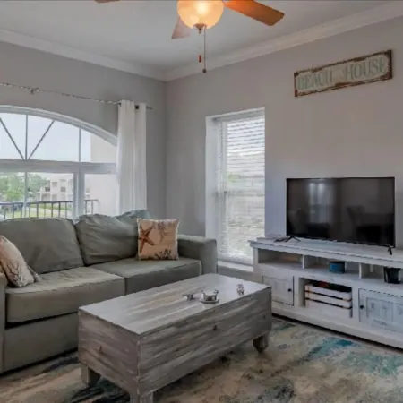 Lovely 2 Bedroom Condo with a Pool and Beach View