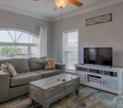 Lovely 2 Bedroom Condo with a Pool and Beach View