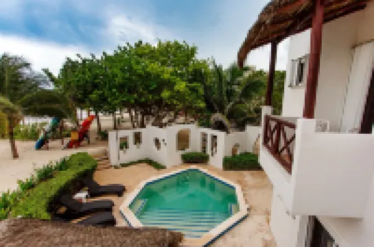 Private Beachside Villa Includes Cook, Pool, WiFi – Large Menu for All Interests
