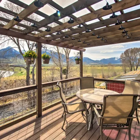Lovely Livingston Loft w/ Mountain & River Views!