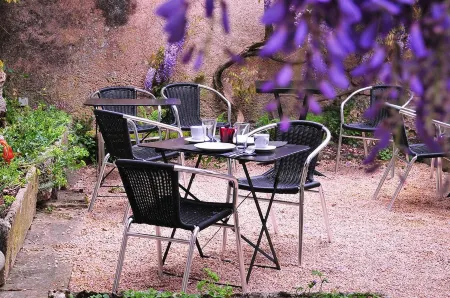 Les Glycines Vézelay Отели в г. Базош