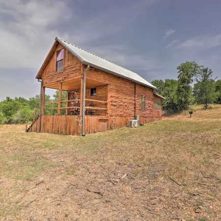 Chic Thorndale Cabin w/ Fire Pit & Fishing Pond