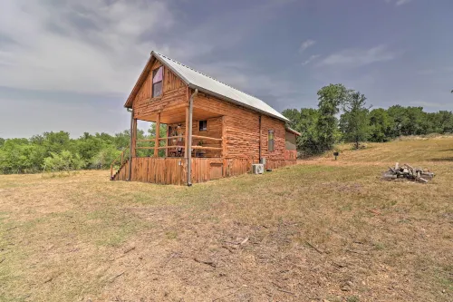 Chic Thorndale Cabin w/ Fire Pit & Fishing Pond - Parkplatz