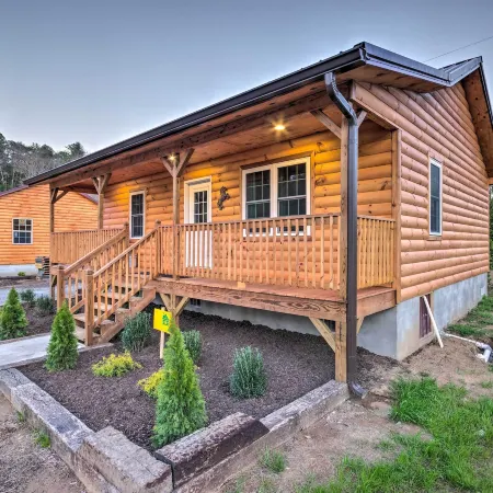 Fire Pit: Cozy Bryson City Cabin on Tuck River