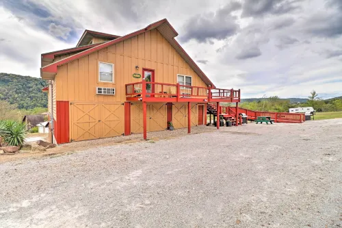 Mountain View Escape - 1 Mile to White River! - Homestays
