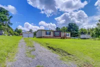 Dog-Friendly Home w/ Mtn Views in Chilhowie!