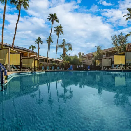 La Fuente Inn & Suites