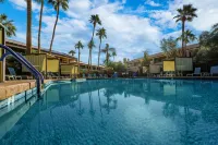 La Fuente Inn & Suites