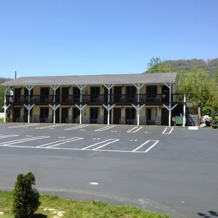 Travelowes Motel - Maggie Valley