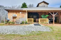 Converted Barn Couple's Oasis Near Tallulah Gorge - parking