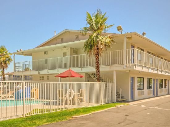 Motel 6 Fresno, CA - Blackstone North