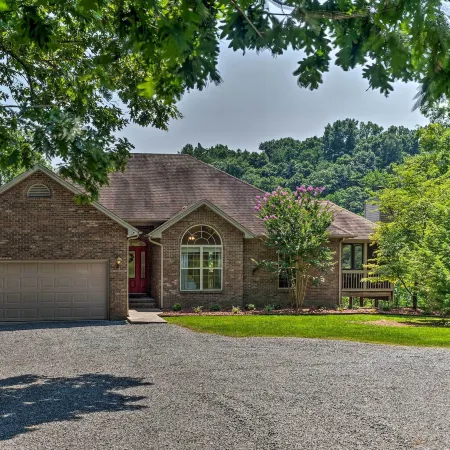Luxe Lake Cumberland Retreat w/ Decks on 1 Acre!