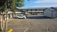 Camelot Court Motel - parkir