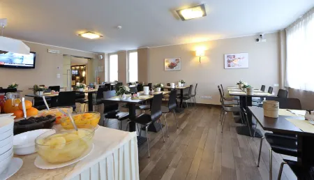 Regal Hotel & Apartments Отели рядом с достопримечательностью «Via delle Grazie»