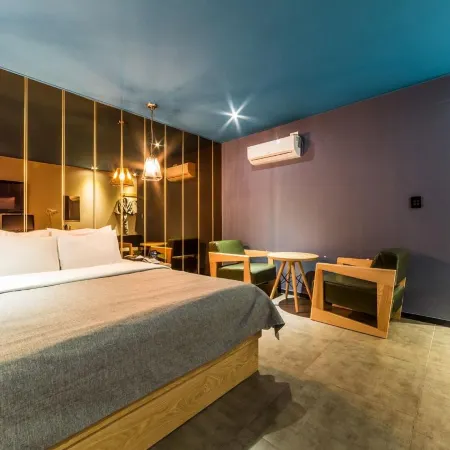 La Tree Hotel Отели рядом с достопримечательностью «Библиотека «Карам»»