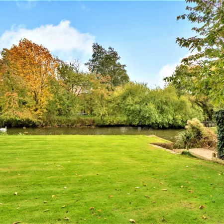 Islip Mill House - Beautiful Riverside Home