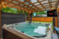 3-Bed Haven - 6 pple Hot tub, King bed, Pool & ping pong table, Grill, Fire pit