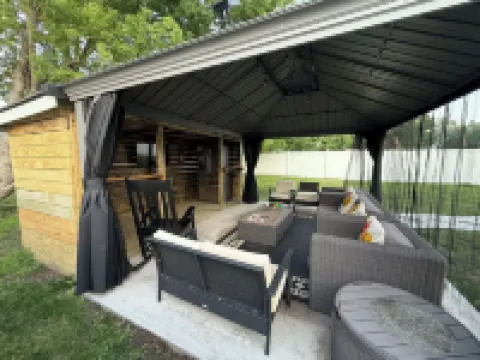 Ground-Level Bed and Bath! Well Equipped Beautiful Backyard and Near the Beach.