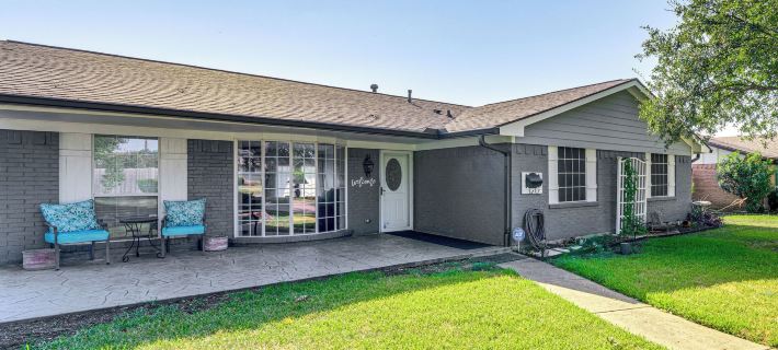Yard + Patio: Dallas Area Home by Parks & Dining Hotels in Richardson