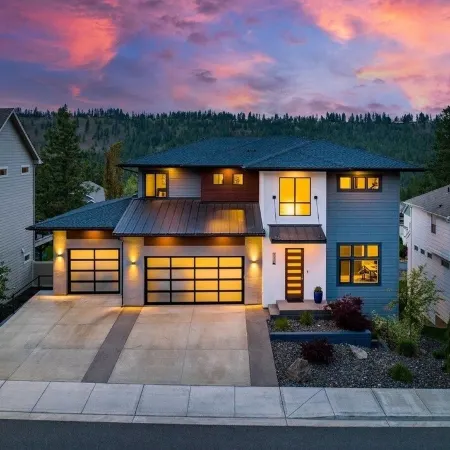 Spacious 6-bedroom, Views, King Beds, Hot Tub, Game Room near downtown Spokane