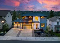Spacious 6-bedroom, Views, King Beds, Hot Tub, Game Room near downtown Spokane
