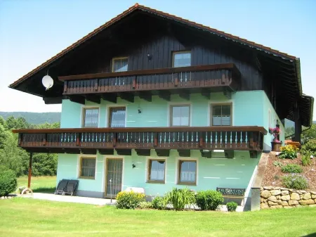 Comfortably furnished vacation apartment with panoramic views