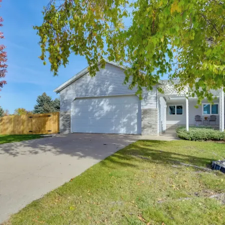 5 Mi to Dtwn Pet-Friendly Wheatland Twin Home!
